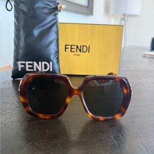 Fendi Oversized Tortoiseshell Frame Sunglasses - Dark Brown Lenses